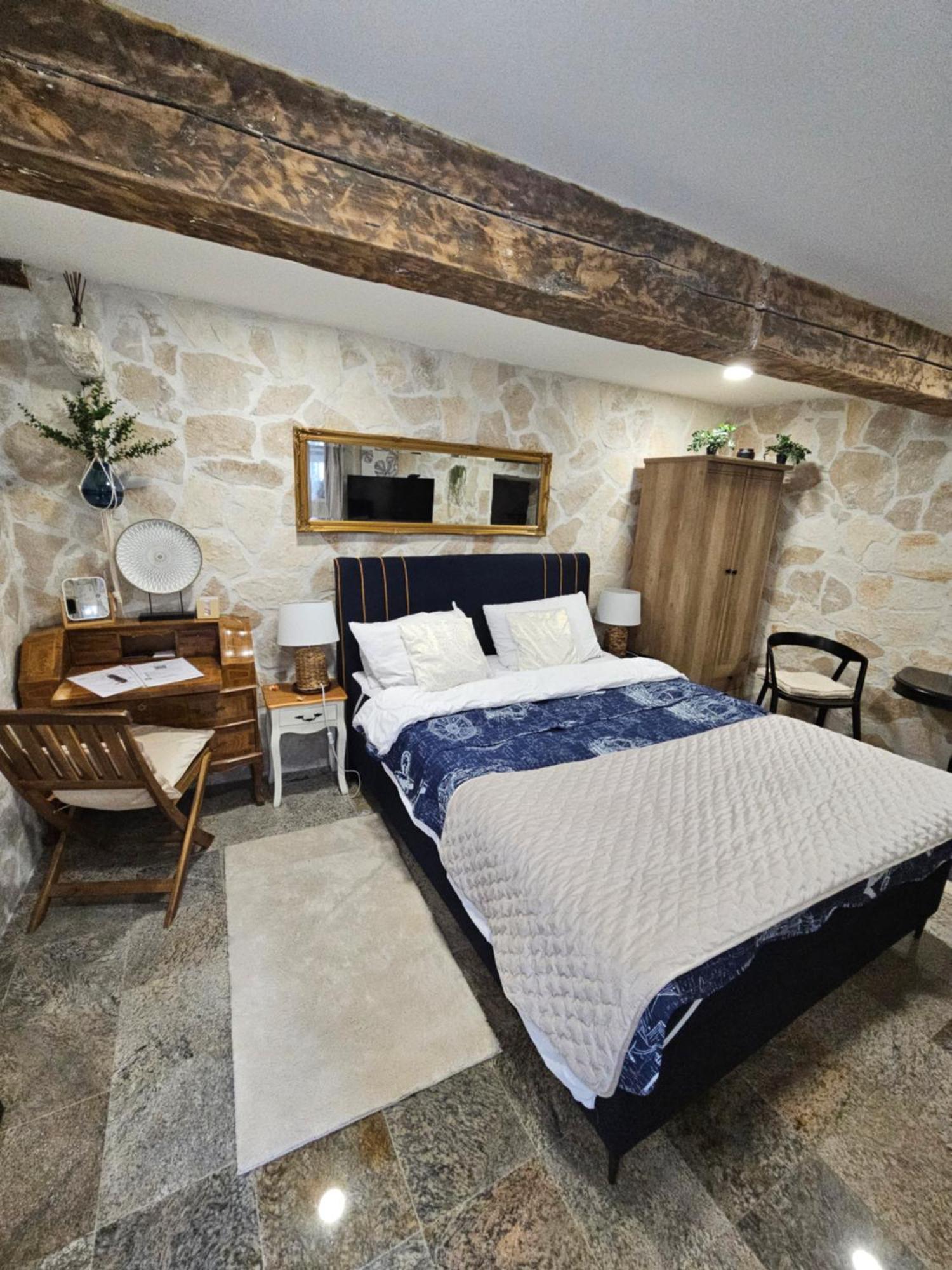 Stone Apartman *